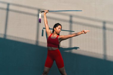 Çinli genç bir kadın dışarıda Wushu kung fu 'su yapıyor. Dövüş sanatları eğitimi alan genç bir kız..