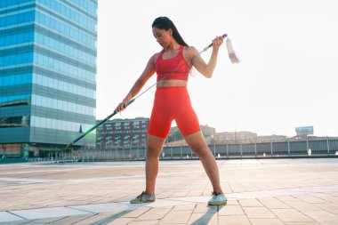 Çinli genç bir kadın dışarıda Wushu kung fu 'su yapıyor. Dövüş sanatları eğitimi alan genç bir kız..