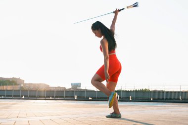 Çinli genç bir kadın dışarıda Wushu kung fu 'su yapıyor. Dövüş sanatları eğitimi alan genç bir kız..