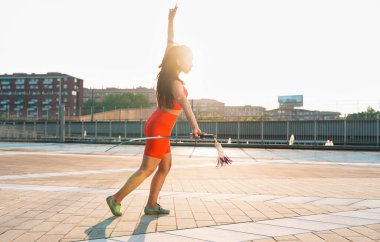 Çinli genç bir kadın dışarıda Wushu kung fu 'su yapıyor. Dövüş sanatları eğitimi alan genç bir kız..