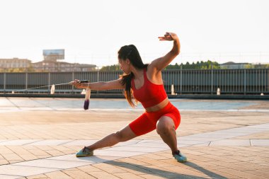 Çinli genç bir kadın dışarıda Wushu kung fu 'su yapıyor. Dövüş sanatları eğitimi alan genç bir kız..