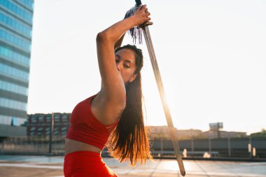 Çinli genç bir kadın dışarıda Wushu kung fu 'su yapıyor. Dövüş sanatları eğitimi alan genç bir kız..