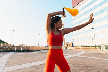Çinli genç bir kadın dışarıda Wushu kung fu 'su yapıyor. Dövüş sanatları eğitimi alan genç bir kız..