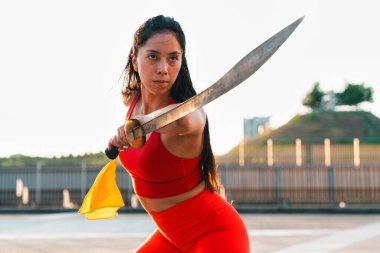 Çinli genç bir kadın dışarıda Wushu kung fu 'su yapıyor. Dövüş sanatları eğitimi alan genç bir kız..