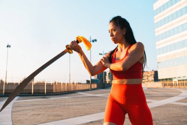 Çinli genç bir kadın dışarıda Wushu kung fu 'su yapıyor. Dövüş sanatları eğitimi alan genç bir kız..