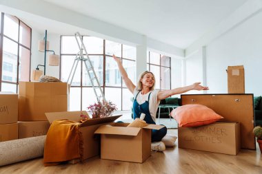 Bekar bir kadın yeni bir daireye taşınıyor. Orta yaşlı, son sınıf güzel bir kadın yeni evde kutuları falan taşıyor. Yaşam tarzı ve gayrimenkul kavramı.