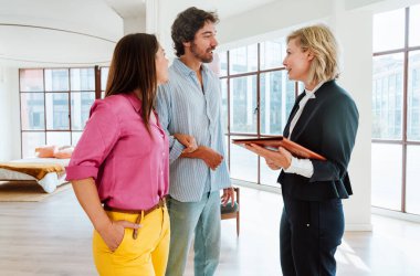 Emlakçı yeni bir daire gösteriyor ve genç bir çifte iyi bir yatırım yapıyor. Kadın ve erkek şehrin zengin bir bölgesinde mülk satın alıyorlar..