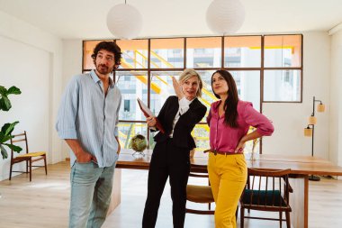 Emlakçı yeni bir daire gösteriyor ve genç bir çifte iyi bir yatırım yapıyor. Kadın ve erkek şehrin zengin bir bölgesinde mülk satın alıyorlar..