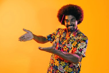 Renkli arka planda Afrikalı adam portresi - şık giyinen havalı siyah erkek, yaratıcı renkli ışıklandırma