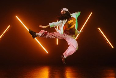 Neon ışıkları olan havalı bir stüdyoda hip hop dansçısı..