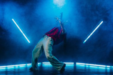 Neon ışıkları olan havalı bir stüdyoda hip hop dansçısı..