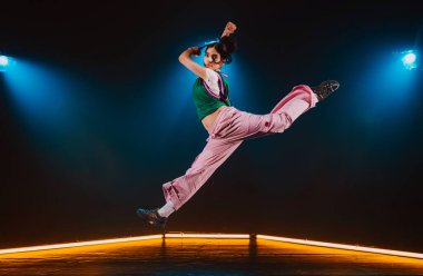 Neon ışıkları olan havalı bir stüdyoda hip hop dansçısı..