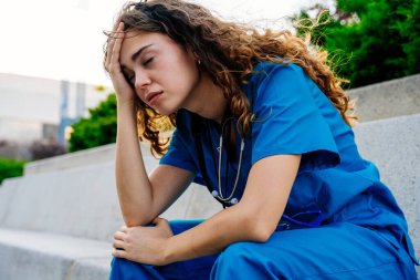 Hastanede mavi üniformalı güzel bir hemşire şehirde geziyor neşeli beyaz bir kadın doktor hastanede çalışıyor.