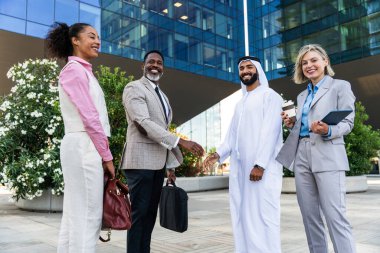 Çok ırklı iş adamlarından oluşan bir grup emirati 'li bir işadamıyla buluşuyor.