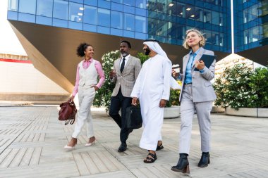 Çok ırklı iş adamlarından oluşan bir grup emirati 'li bir işadamıyla buluşuyor.