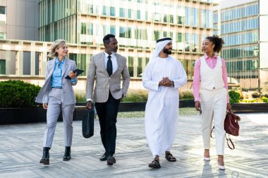 Çok ırklı iş adamlarından oluşan bir grup emirati 'li bir işadamıyla buluşuyor.