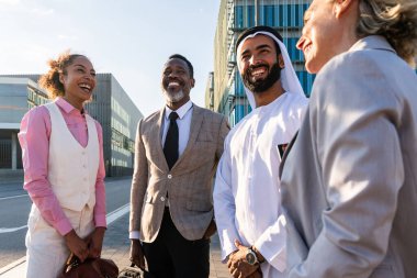 Çok ırklı iş adamlarından oluşan bir grup emirati 'li bir işadamıyla buluşuyor.