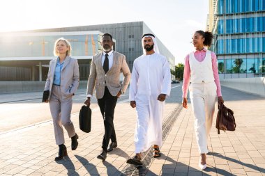 Çok ırklı iş adamlarından oluşan bir grup emirati 'li bir işadamıyla buluşuyor.