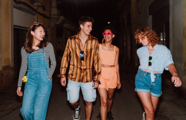 Bir grup arkadaş akşam dışarı çıkıp parti yapıyorlar. Gençler hafta sonları dışarıda buluşup kutlama yapıyorlar. Gençlik ve yaşam tarzı kavramı.