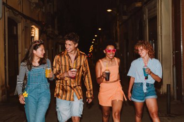 Bir grup arkadaş akşam dışarı çıkıp parti yapıyorlar. Gençler hafta sonları dışarıda buluşup renkli kokteyllerle kutlama yapıyorlar. Ön flaş fotoğraf biçimi.