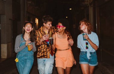 Bir grup arkadaş akşam dışarı çıkıp parti yapıyorlar. Gençler hafta sonları dışarıda buluşup renkli kokteyllerle kutlama yapıyorlar. Ön flaş fotoğraf biçimi.