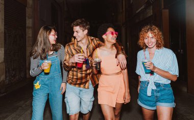 Bir grup arkadaş akşam dışarı çıkıp parti yapıyorlar. Gençler hafta sonları dışarıda buluşup renkli kokteyllerle kutlama yapıyorlar. Ön flaş fotoğraf biçimi.