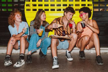 Arkadaşların akşam dışarı çıkıp parti yapıyor. Gençler hafta sonları dışarıda buluşup renkli kokteyller ve pizzayla kutlama yapıyorlar. Ön flaş fotoğraf biçimi.