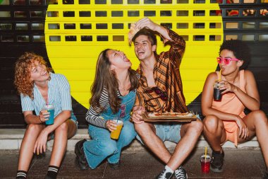 Arkadaşların akşam dışarı çıkıp parti yapıyor. Gençler hafta sonları dışarıda buluşup renkli kokteyller ve pizzayla kutlama yapıyorlar. Ön flaş fotoğraf biçimi.