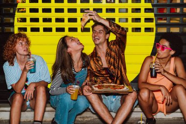 Arkadaşların akşam dışarı çıkıp parti yapıyor. Gençler hafta sonları dışarıda buluşup renkli kokteyller ve pizzayla kutlama yapıyorlar. Ön flaş fotoğraf biçimi.