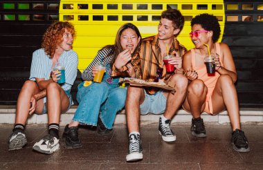 Arkadaşların akşam dışarı çıkıp parti yapıyor. Gençler hafta sonları dışarıda buluşup renkli kokteyller ve pizzayla kutlama yapıyorlar. Ön flaş fotoğraf biçimi.