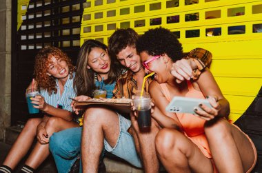 Arkadaşların akşam dışarı çıkıp parti yapıyor. Gençler hafta sonları dışarıda buluşup renkli kokteyller ve pizzayla kutlama yapıyorlar. Ön flaş fotoğraf biçimi.