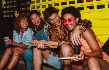 Arkadaşların akşam dışarı çıkıp parti yapıyor. Gençler hafta sonları dışarıda buluşup renkli kokteyller ve pizzayla kutlama yapıyorlar. Ön flaş fotoğraf biçimi.
