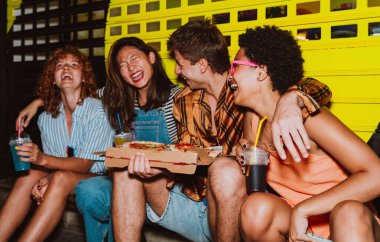 Arkadaşların akşam dışarı çıkıp parti yapıyor. Gençler hafta sonları dışarıda buluşup renkli kokteyller ve pizzayla kutlama yapıyorlar. Ön flaş fotoğraf biçimi.