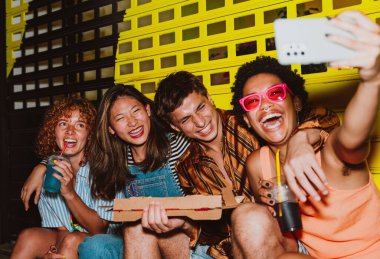 Arkadaşların akşam dışarı çıkıp parti yapıyor. Gençler hafta sonları dışarıda buluşup renkli kokteyller ve pizzayla kutlama yapıyorlar. Ön flaş fotoğraf biçimi.