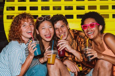 Arkadaşların akşam dışarı çıkıp parti yapıyor. Gençler hafta sonları dışarıda buluşup renkli kokteyllerle kutlama yapıyorlar. Ön flaş fotoğraf biçimi.