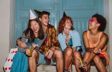 Arkadaşların akşam dışarı çıkıp parti yapıyor. Gençler hafta sonları dışarıda buluşup renkli kokteyllerle kutlama yapıyorlar. Ön flaş fotoğraf biçimi.