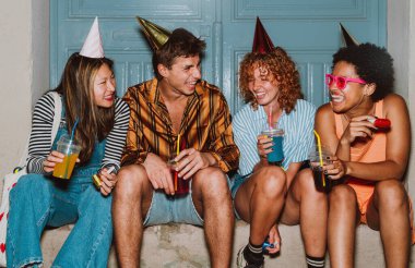 Arkadaşların akşam dışarı çıkıp parti yapıyor. Gençler hafta sonları dışarıda buluşup renkli kokteyllerle kutlama yapıyorlar. Ön flaş fotoğraf biçimi.
