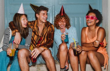 Arkadaşların akşam dışarı çıkıp parti yapıyor. Gençler hafta sonları dışarıda buluşup renkli kokteyllerle kutlama yapıyorlar. Ön flaş fotoğraf biçimi.