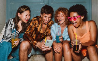 Arkadaşların akşam dışarı çıkıp parti yapıyor. Gençler hafta sonları dışarıda buluşup renkli kokteyllerle kutlama yapıyorlar. Ön flaş fotoğraf biçimi.