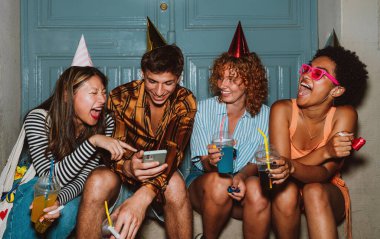 Arkadaşların akşam dışarı çıkıp parti yapıyor. Gençler hafta sonları dışarıda buluşup renkli kokteyllerle kutlama yapıyorlar. Ön flaş fotoğraf biçimi.