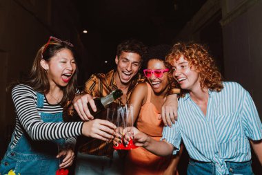 Arkadaşların akşam dışarı çıkıp parti yapıyor. Gençler hafta sonları dışarıda buluşup kutlama yapıyorlar..