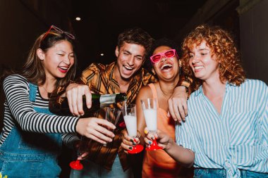 Arkadaşların akşam dışarı çıkıp parti yapıyor. Gençler hafta sonları dışarıda buluşup kutlama yapıyorlar..