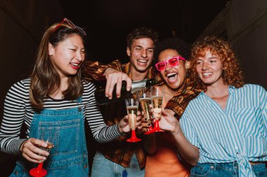 Arkadaşların akşam dışarı çıkıp parti yapıyor. Gençler hafta sonları dışarıda buluşup kutlama yapıyorlar..