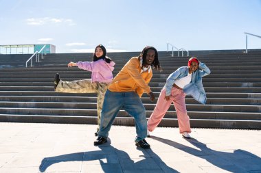 Çok ırklı hip-hop dansçılarından oluşan genç bir grup renkli sokak dansçısı şehirde çok ırklı rap grubu portresi yapıyor.