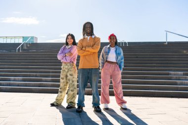 Çok ırklı hip-hop dansçılarından oluşan genç bir grup renkli sokak dansçısı şehirde çok ırklı rap grubu portresi yapıyor.