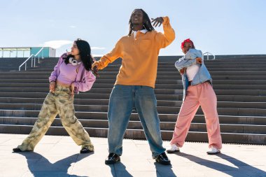 Çok ırklı hip-hop dansçılarından oluşan genç bir grup renkli sokak dansçısı şehirde çok ırklı rap grubu portresi yapıyor.