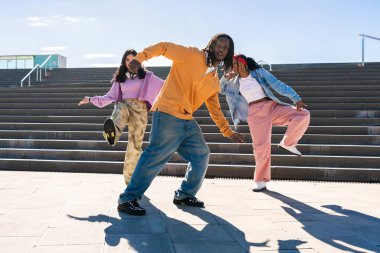 Çok ırklı hip-hop dansçılarından oluşan genç bir grup renkli sokak dansçısı şehirde çok ırklı rap grubu portresi yapıyor.