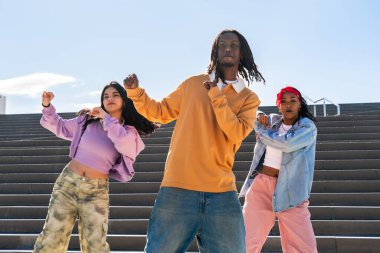 Çok ırklı hip-hop dansçılarından oluşan genç bir grup renkli sokak dansçısı şehirde çok ırklı rap grubu portresi yapıyor.