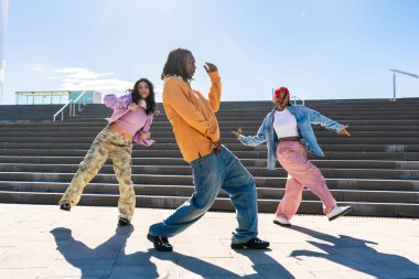 Çok ırklı hip-hop dansçılarından oluşan genç bir grup renkli sokak dansçısı şehirde çok ırklı rap grubu portresi yapıyor.