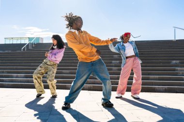 Çok ırklı hip-hop dansçılarından oluşan genç bir grup renkli sokak dansçısı şehirde çok ırklı rap grubu portresi yapıyor.